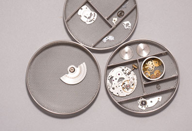 深圳欧米茄手表维修服务中心提供洗油保养服务